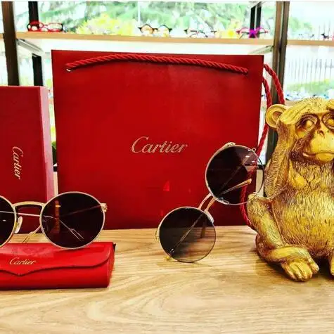 Lunette de soleil et de vue de luxe de la marque Cartier pour femme  Cannes