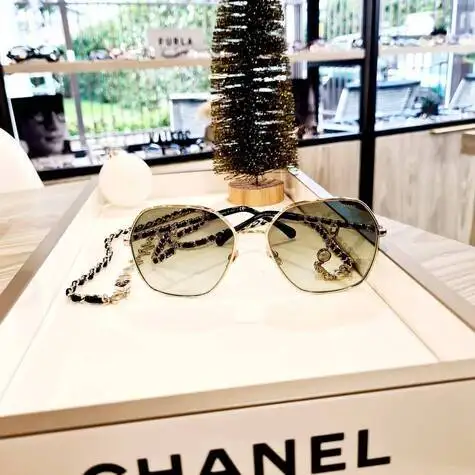 Lunette de vue pour femme de marque Chanel chez votre opticien  Cannes