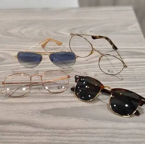 Un indmodable dans les lunettes : la marque Ray Ban avec des montures masculines et fminines  Cannes